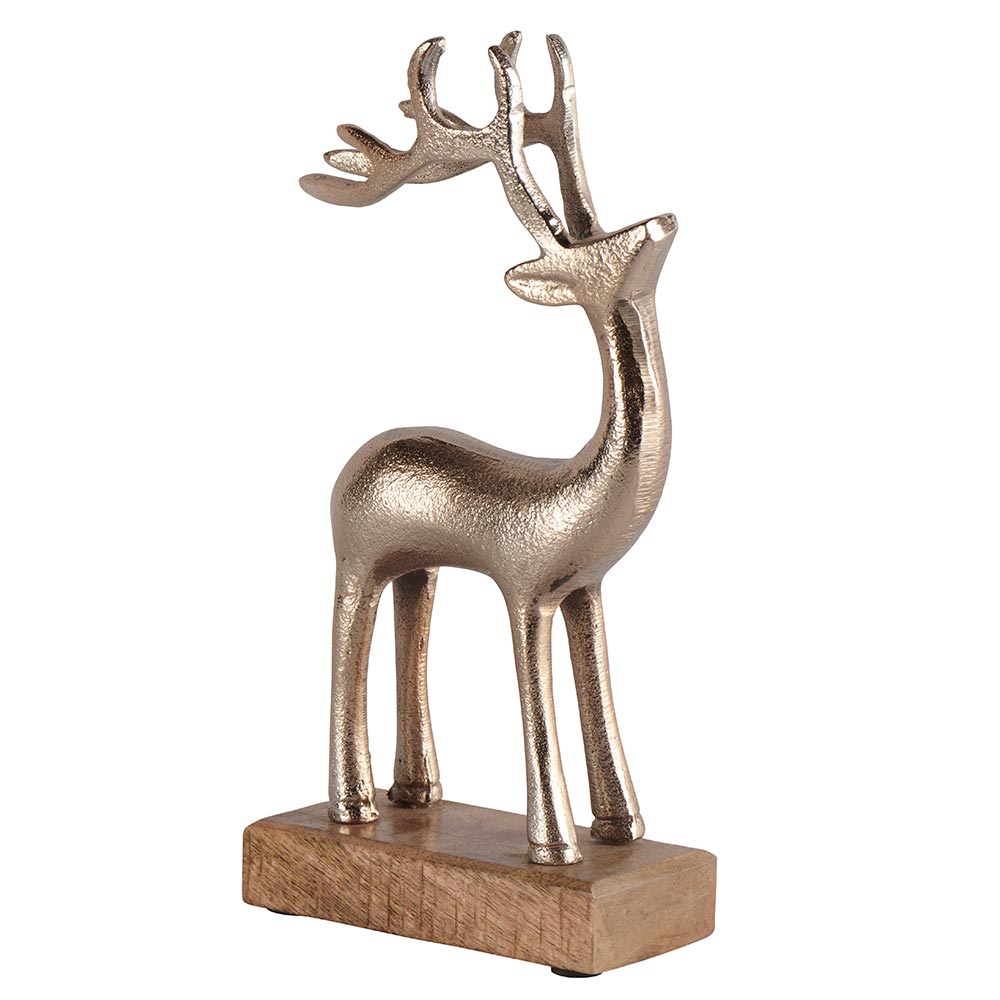 Ciervo metálico de color cobre con cabeza levantada